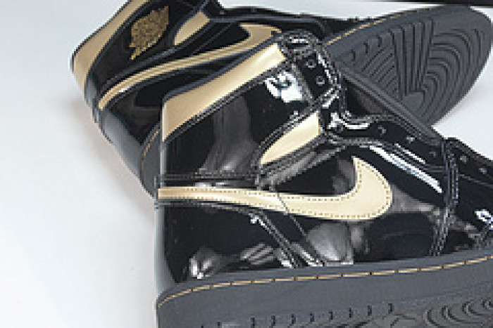 Air Jordan 1 Retro High Black Metallic Gold (2020) 555088-032