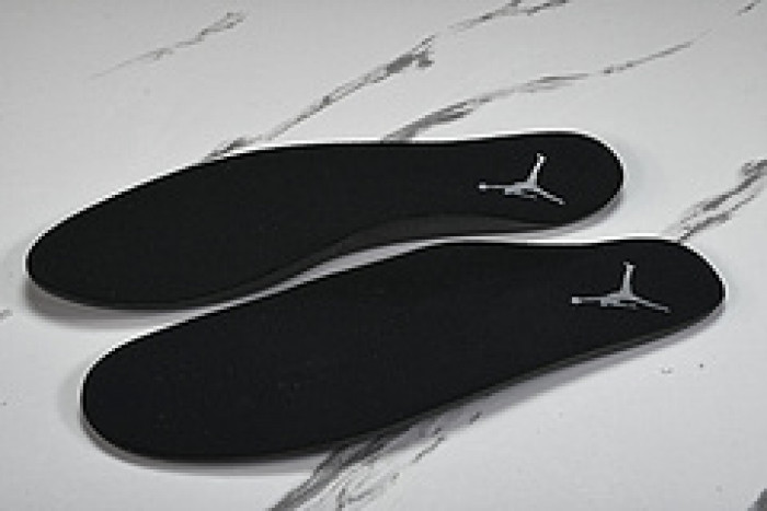 AIR JORDAN 8 RETRO  Winterized “Gunsmoke”  305381-025